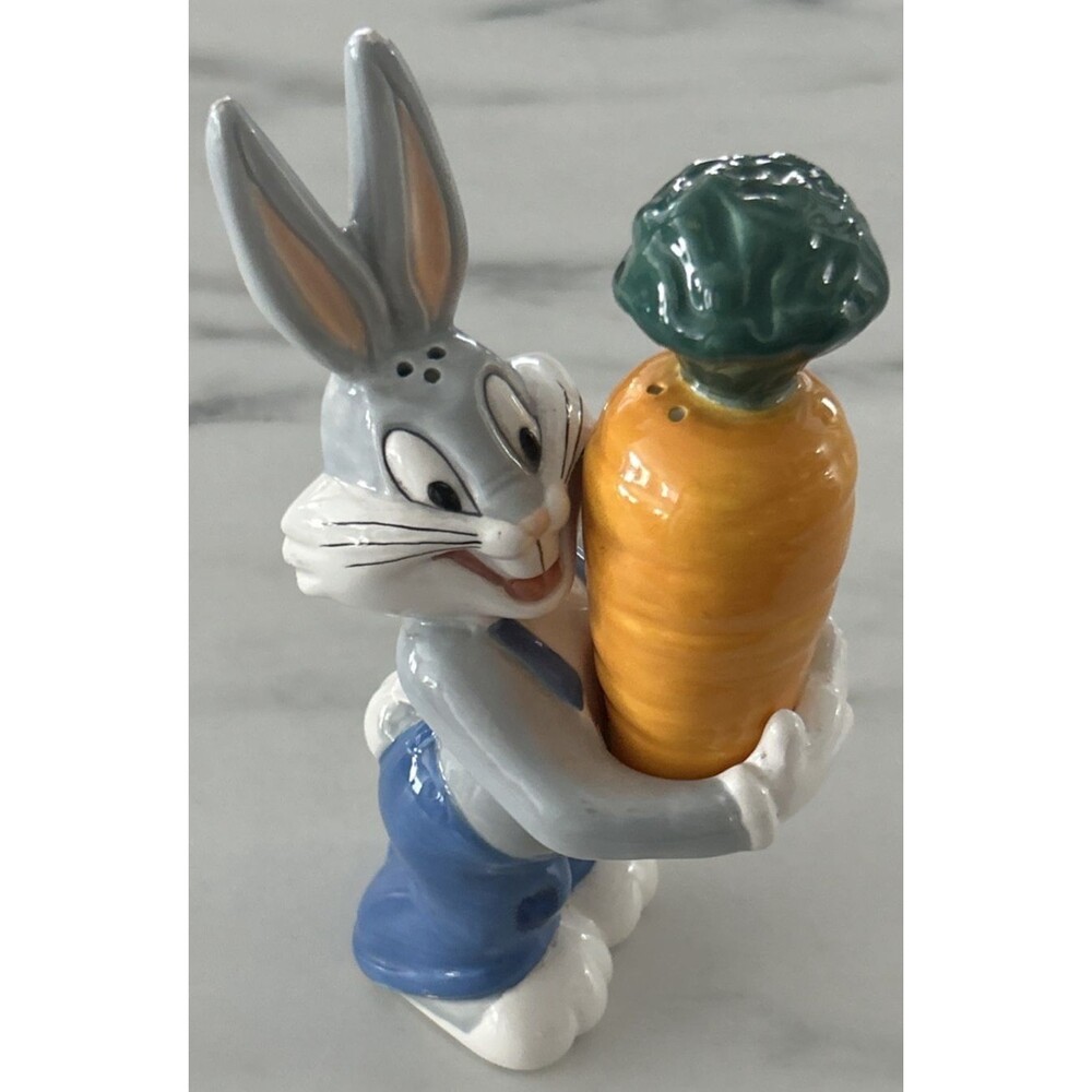 Warner Bros. Bugs Bunny & Carrot Large Salt & Pepper Shakers 1996 *see chips